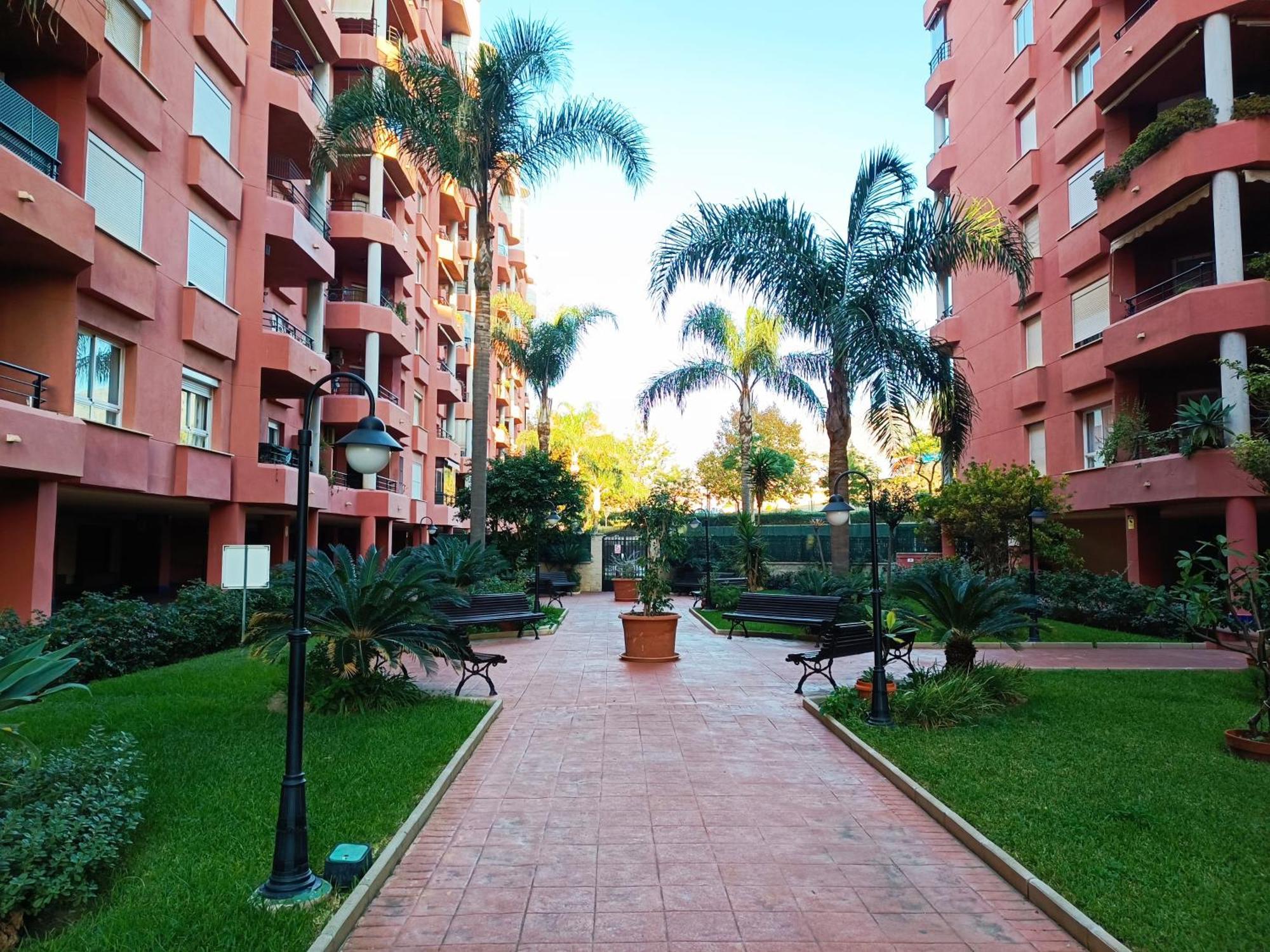 Gua - 4 Dorm, 8 Pers, Piscinas, Jardines, Parking, Playa Apartamento *